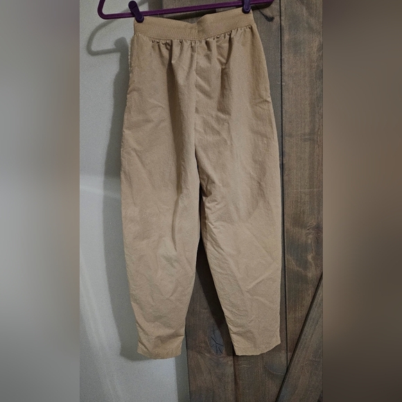 NIKE Women's Sportswear Essential Woven High-Waisted Curve Pants. Tan/cream. XS - Picture 10 of 14